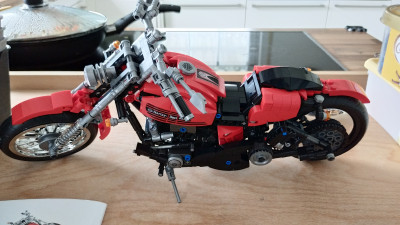 Seitenansicht des fertigen Modells. Der Motorradständer ist etwas leichtgängig. Das Modell kann durchaus umfallen wenn etwas viel Wind geht.